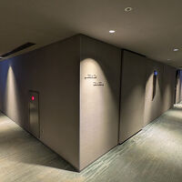 エレベータを降りると、客室はＬ字型の二手に分かれます