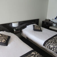 ベッドの横に洗面台