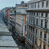 部屋の前の通り。早朝から騒音が…