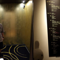 エレベーターが金！ホテルの案内