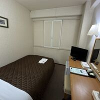 典型的なビジネスホテルの部屋