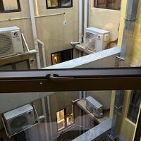 吹き抜けの建屋～窓からは他の部屋内が見えてしまう