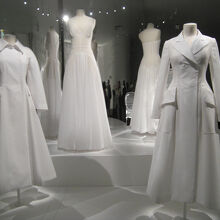 フランス館、試着したくなるような飾りつけ