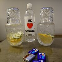 ホテルの方がきゅうり・レモン水とチョコレートを差し入れてくれ