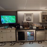 無料の軽食コーナー。ペットボトルの水も取り放題。