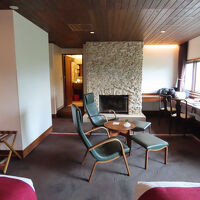 ベッド脇から入口を眺める