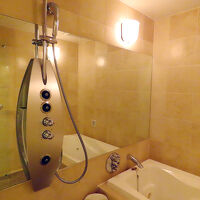 ジャグジー付きのバスタブ