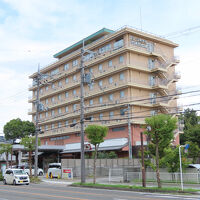 道路脇から撮影したホテル