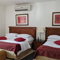 ワインレッドを基調とした内装です。床は傷んでいるところも…