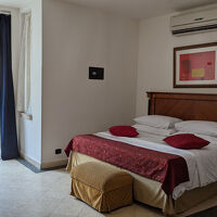 この部屋から見えるのは周辺の裏側で、眺めは良くありません