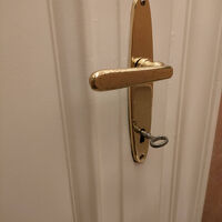 ルームキーは、ガチャガチャ回して開ける金属の鍵です