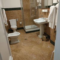 広いバスルーム。トイレットペーパーが後ろにあって使いづらい