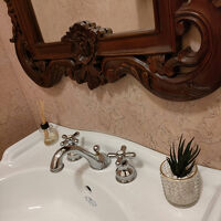 鏡や水栓もクラシカルです