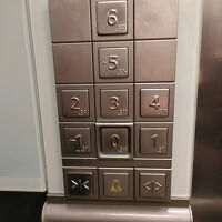 エレベーターの数字の並びがユニーク