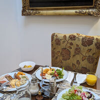 レストランには絵画が飾られていて、高級感があります