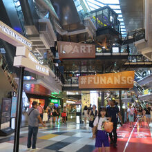 スタイリッシュなショッピングモール