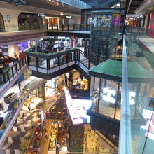 館内は1階から4階まで吹き抜け