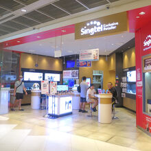 シンガポールの大手キャリア「Singtel」の店舗も