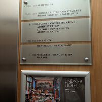 エレベーターの中の建物案内図