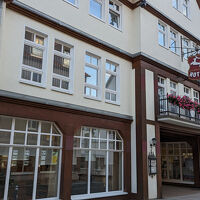 ホテルの入口は広場の脇にあります