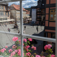 マルクト広場と市庁舎（修復中）が見えます