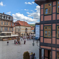 広場の噴水には、街に貢献した人の名前が刻まれているとか…