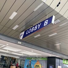 広大なマンガドゥアスクエアの入り口のひとつ