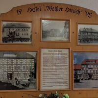 ホテルの建物の変遷を示す写真が飾られています