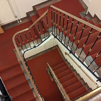 エレベーターもありますが、階段はこんな感じ