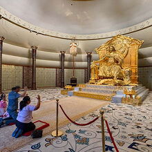 黄金色のチンギスハーン座像