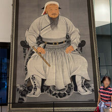 1階にある大きなチンギスハーン肖像