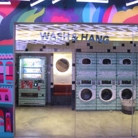 ホテルの入口にコインランドリーも