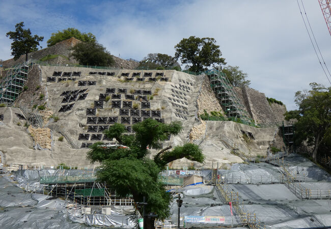 丸亀城特有の崩壊した高い石垣の災害復旧の最新技術を学べる丸亀城石垣復旧PR館