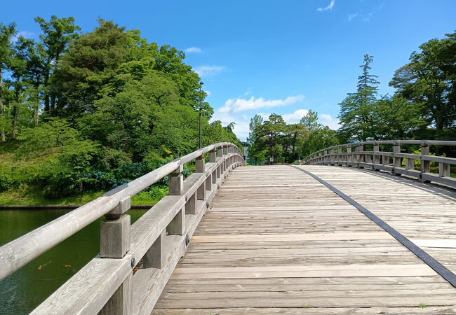 高田城址のお濠を渡る木橋