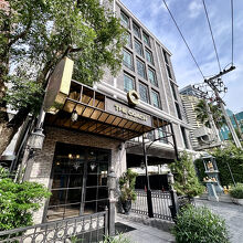 目立たぬ、小さなこのホテルにそんな場所が...想像もつかん。