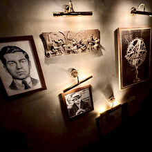 壁には、ギャングスターたちが...