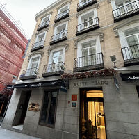 エントランス間口が狭く安宿感漂うフロント