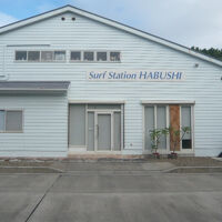 サーステーションハブシの母屋の全景です。道路の傍にあります。