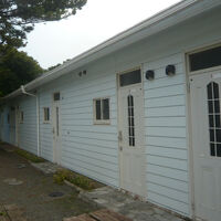 奥の宿泊棟の様子です。コテージタイプの個室が続いています。