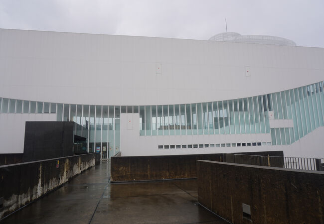 建物は信じられないくらい立派