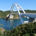 女川町（おながわ・ちょう）尾浦と離島の出島（いずしま）とを結ぶ橋。
