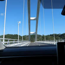 本土側から車で通行中に見た出島大橋。