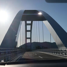 出島側から車で通行中に見た出島大橋