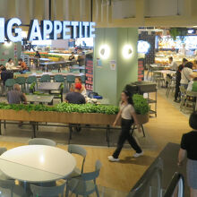 味香園が入るフナン地下2階のフードコート