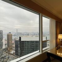 窓に近づくと海がよく見えます