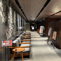 奥を左に曲がった階段から、修学旅行生は上に上がっていきました