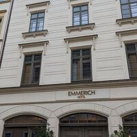 この大きな扉をぐわーっと開けるとフロントの小部屋があります