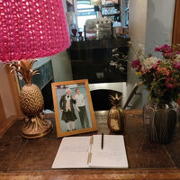 フロントの脇には、ゲストが思い出などを綴るノートがあります