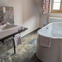 部屋のドアを開けると、床にどーんとバスタブが…