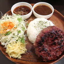 鹿肉ハンバーグのプレート。ソースは和風と洋風の2種。